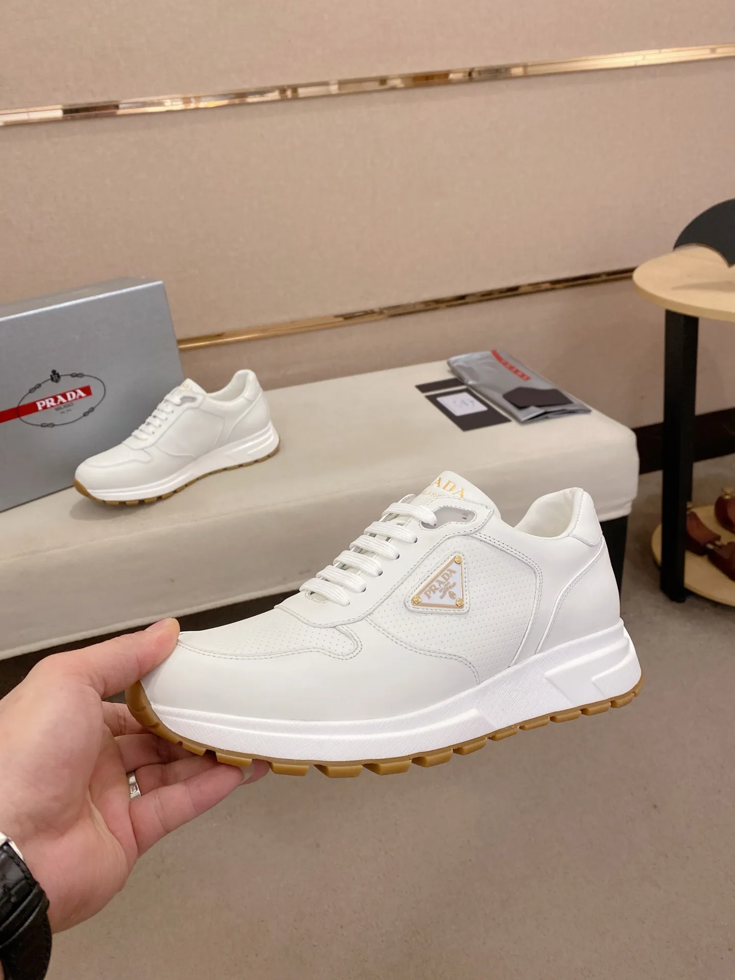 Men's shoes 💰 580💰 ✔️✔️✔️High-quality new PRADA counters are launched at the same time. The new men's shoes and 😘fabrics are selected from imported first-layer cowhide and are made by pure handcrafts. Lining: Full cowhide lining. 👍🏿 High-end ☄️ air-cushion molded anti-slip rubber outsole, exquisite lines, simple and elegant, comfortable and high-end for leisure travel. Code number: 38 to 44 (45 can be customized and cannot be returned or exchanged)